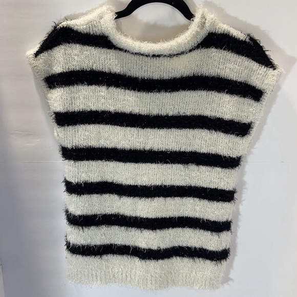 NWT DAY Trip Short Sleeve Black & White
Eyelash Sweater Xsmall - Picture 2 of 7